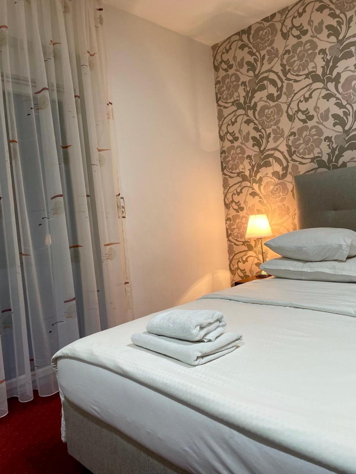 Swiss Plus Hotel Bihać Buitenkant foto