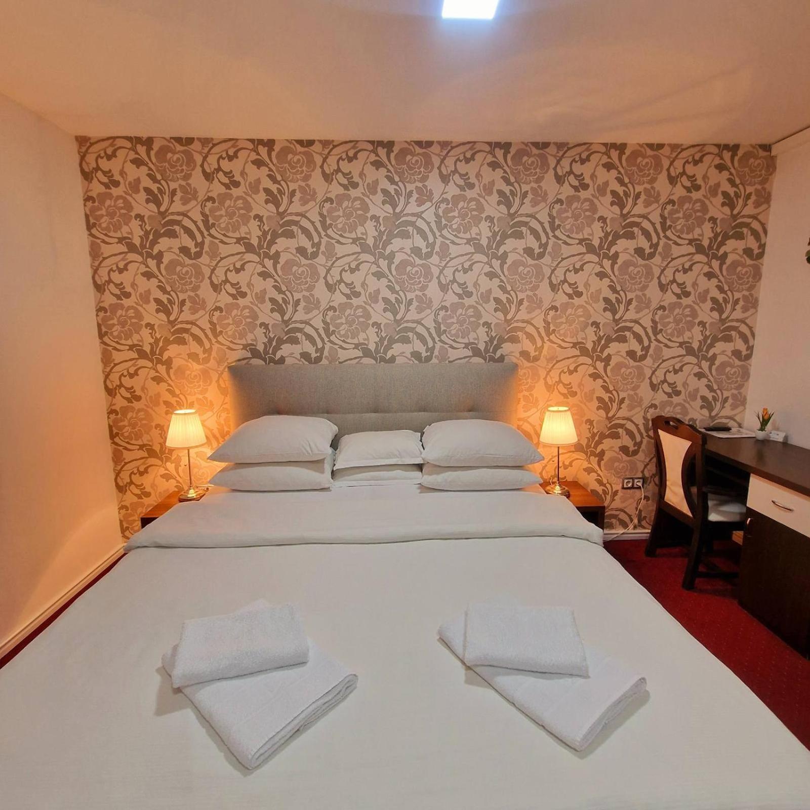 Swiss Plus Hotel Bihać Buitenkant foto